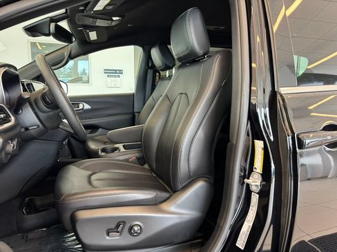 Used 2025 Chrysler Pacifica Select FWD image 13