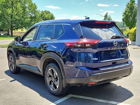 Certified 2024 Nissan Rogue SV w/ SV Premium Package AWD/4WD image 4