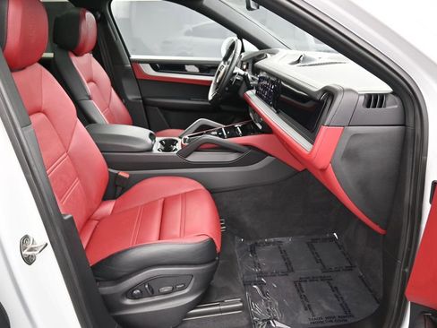 Certified 2024 Porsche Cayenne Coupe AWD/4WD image 30