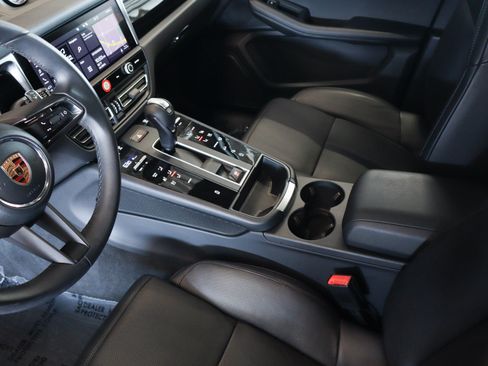 Certified 2026 Porsche Macan AWD/4WD image 17