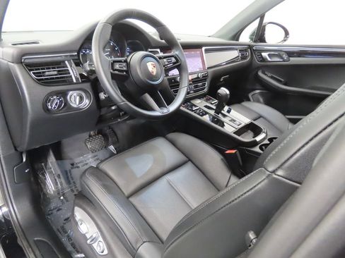Certified 2025 Porsche Macan AWD/4WD image 4