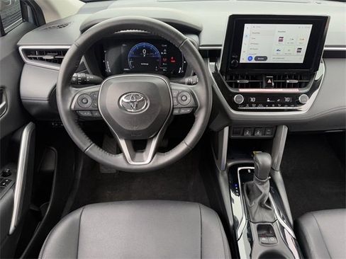 Used 2023 Toyota Corolla Cross XLE image 12