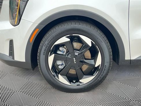 Certified 2025 Kia Sorento EX image 32