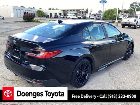 Used 2025 Toyota Camry SE image 3