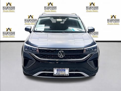 Used 2022 Volkswagen Taos SE w/ Panoramic Sunroof Package FWD image 2