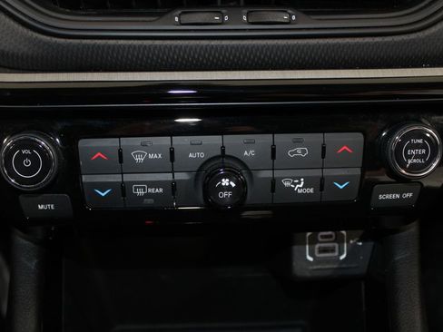 Used 2025 Jeep Compass Trailhawk AWD/4WD image 39