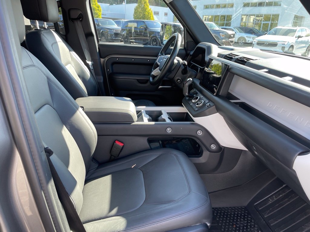 Used 2025 Land Rover Defender 110 X-Dynamic SE AWD/4WD image 17