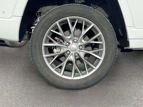 Used 2024 Jeep Grand Cherokee Summit AWD/4WD image 32