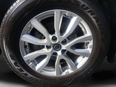 Used 2018 Nissan Rogue SV image 4