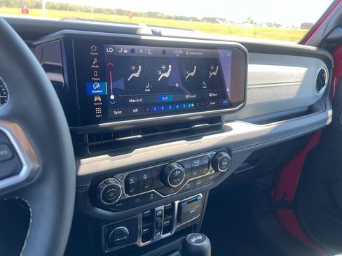 Certified 2025 Jeep Wrangler Unlimited Sahara w/ Safety Group AWD/4WD image 19