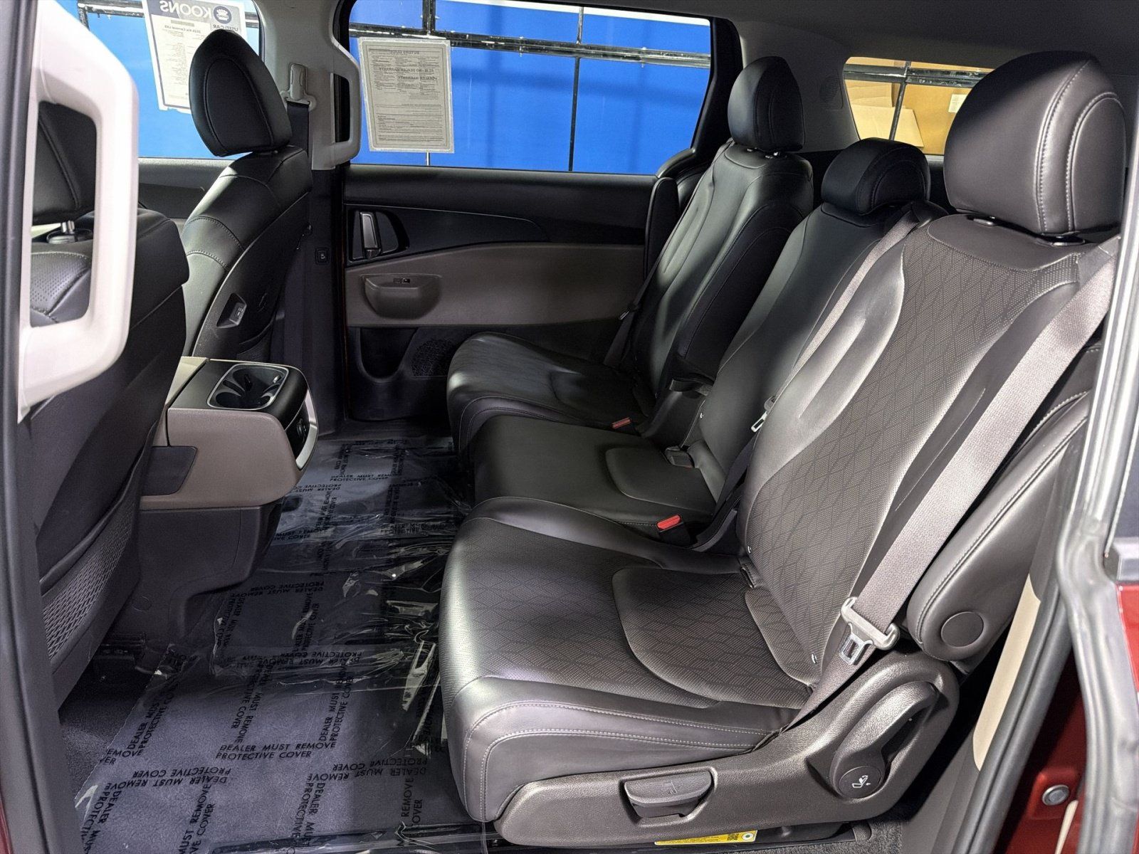 Used 2025 Kia Carnival FWD image 25
