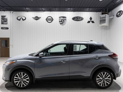 Used 2023 Nissan Kicks SV image 3