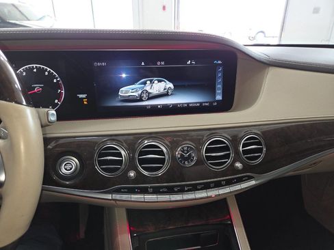 Used 2019 Mercedes-Benz S 560 Sedan image 32
