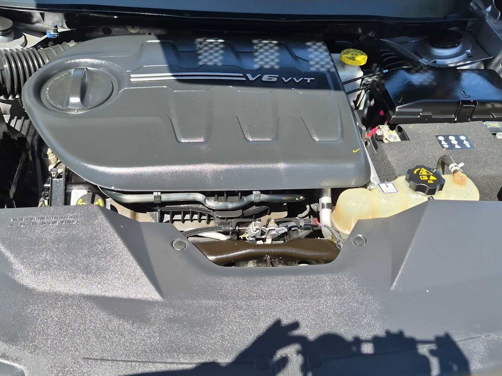 Used 2019 Jeep Cherokee Latitude Plus w/ Cold Weather Group AWD/4WD image 14