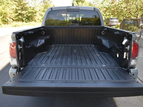 Used 2022 Toyota Tacoma TRD Sport w/ Technology Package AWD/4WD image 7