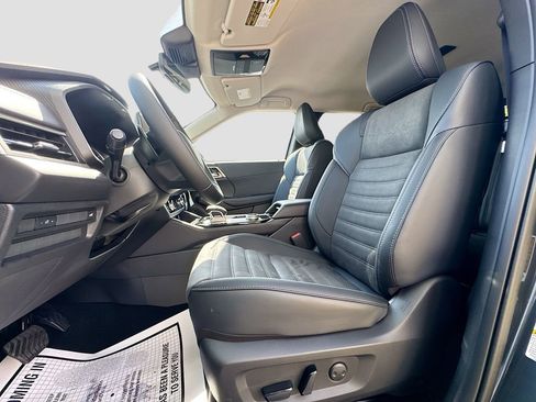 Used 2025 Mitsubishi Outlander SE FWD image 23