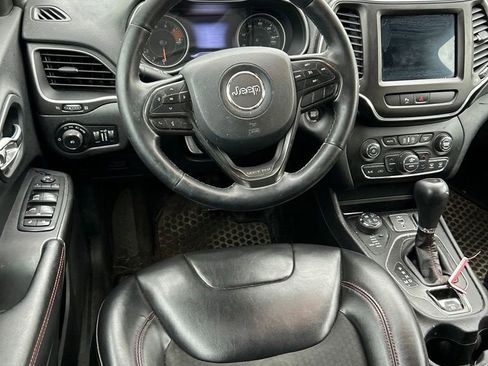Used 2019 Jeep Cherokee Trailhawk w/ Cold Weather Group AWD/4WD image 5