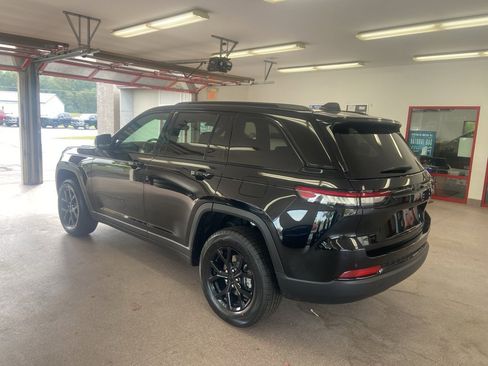 New 2025 Jeep Grand Cherokee 4WD image 12
