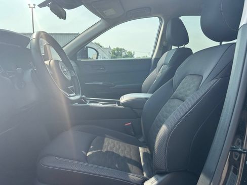 Used 2025 Nissan Pathfinder SV FWD image 19