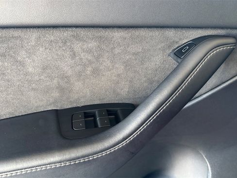 Used 2022 Tesla Model Y Long Range image 11