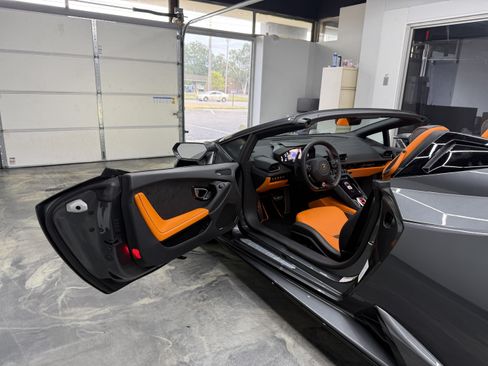 Used 2023 Lamborghini Huracan EVO RWD image 9