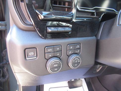 Used 2025 Chevrolet Silverado 2500 ZR2 w/ Technology Package AWD/4WD image 32