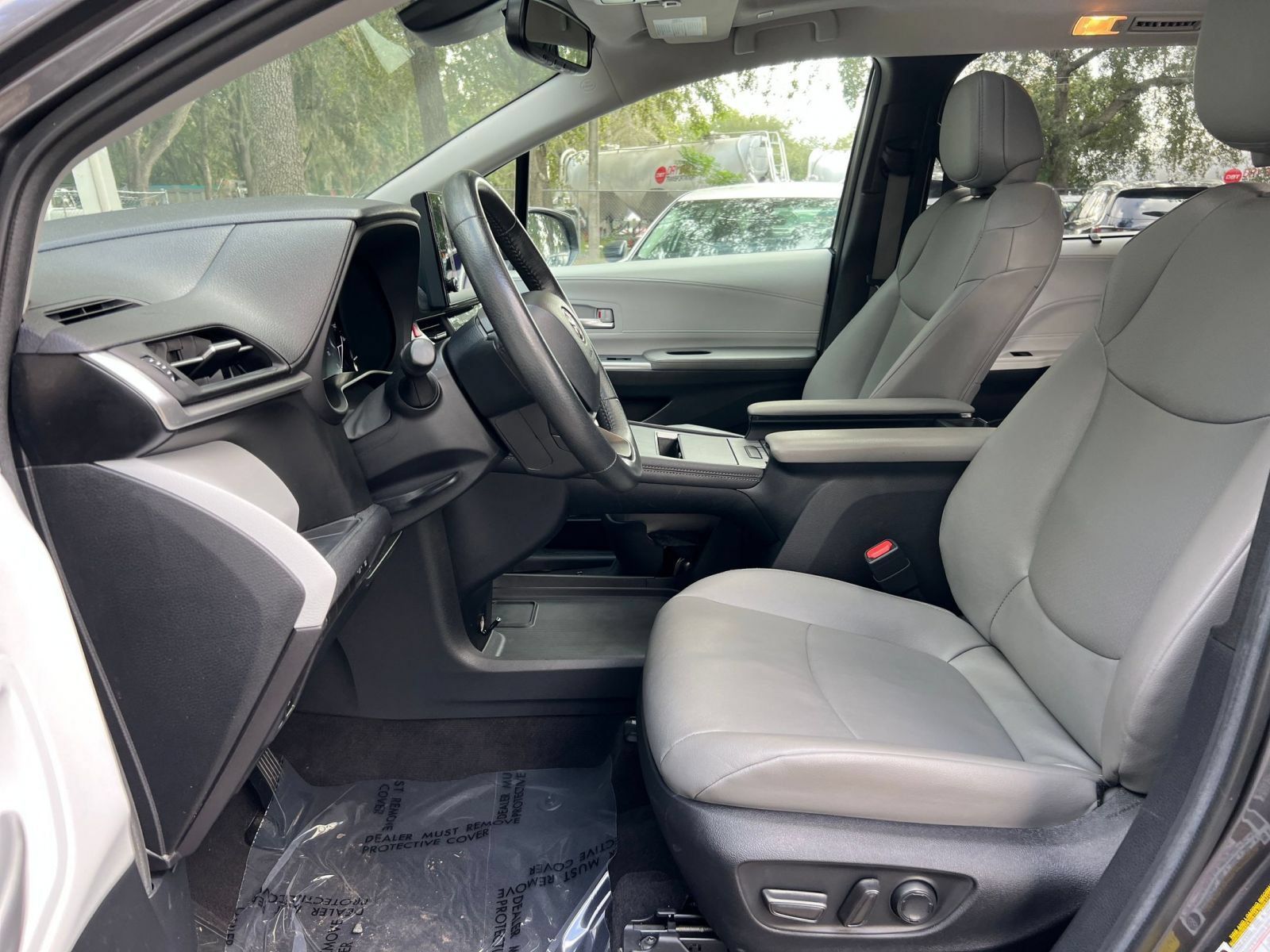 Used 2025 Toyota Sienna XLE FWD image 29