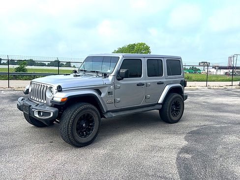 Used 2018 Jeep Wrangler Unlimited Sahara AWD/4WD image 2