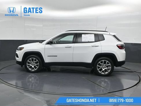 Used 2022 Jeep Compass Latitude w/ Sun and Sound Group AWD/4WD image 7