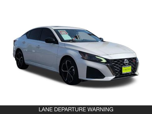 Used 2024 Nissan Altima 2.5 SR w/ SR Premium Package FWD image 2
