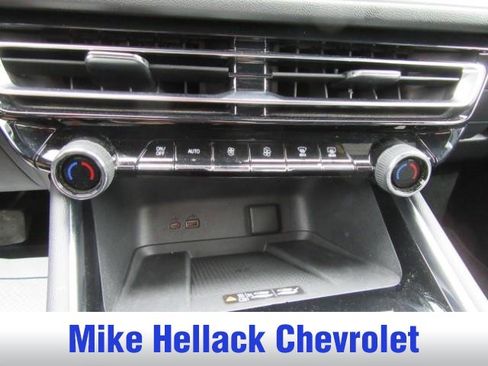 Used 2025 Chevrolet Traverse LT image 10