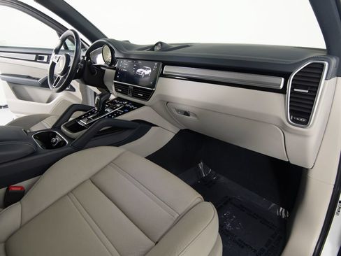 Certified 2023 Porsche Cayenne S Platinum AWD/4WD image 30