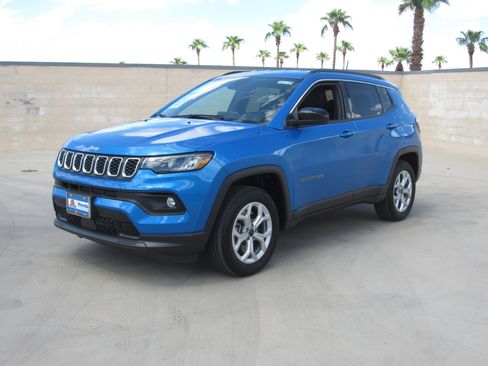 Used 2025 Jeep Compass Latitude image 1