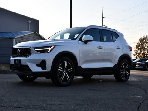 Certified 2025 Volvo XC40 B5 Core image 3