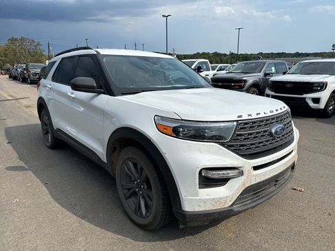 Used 2021 Ford Explorer XLT w/ Equipment Group 202A AWD/4WD image 3