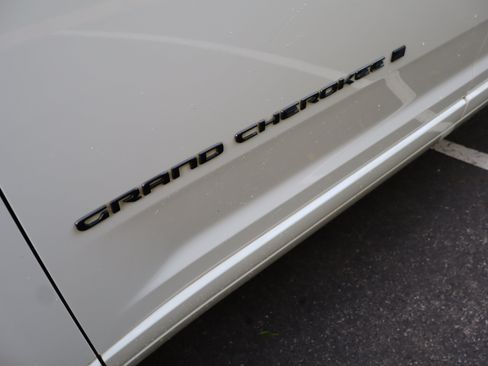 Used 2023 Jeep Grand Cherokee L Summit w/ High Altitude Package AWD/4WD image 18