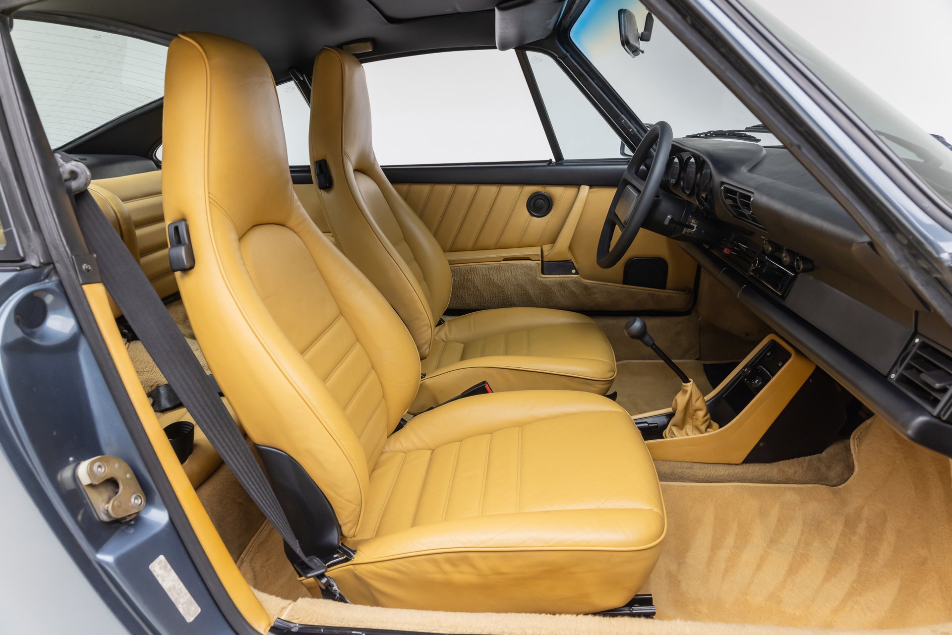Used 1987 Porsche 911 Carrera RWD image 14
