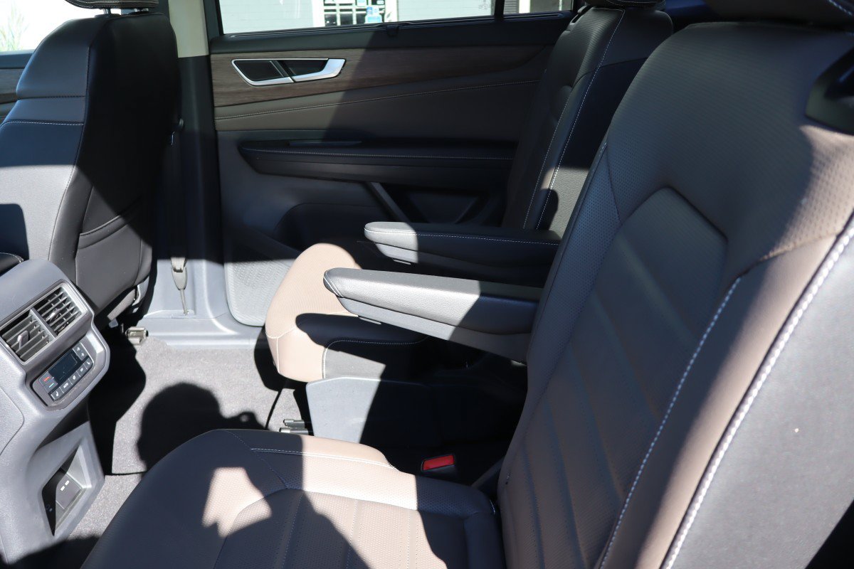 Used 2025 Volkswagen Atlas SEL AWD/4WD image 33