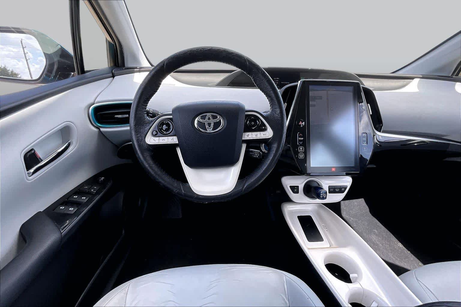 Used 2017 Toyota Prius Prime Advanced w/ Preferred Accessory Package FWD image 6