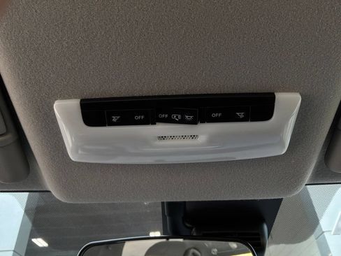 Used 2025 Nissan Versa SV FWD image 17