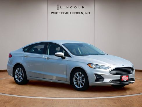 Used 2019 Ford Fusion SE FWD image 3