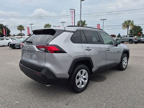 Used 2020 Toyota RAV4 LE FWD image 3