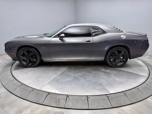 Used 2018 Dodge Challenger R/T RWD image 8