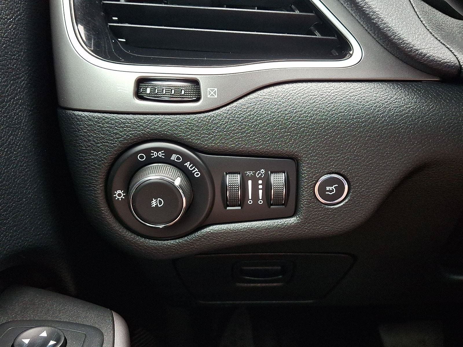 Used 2019 Jeep Cherokee Limited AWD/4WD image 24