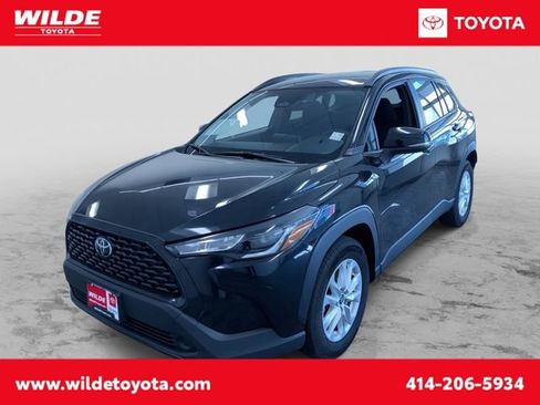 Used 2025 Toyota Corolla Cross LE image 1