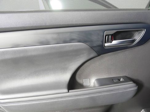 Used 2022 Toyota Highlander XLE image 14