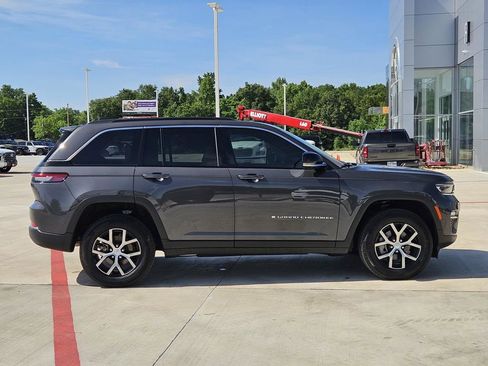 Used 2025 Jeep Grand Cherokee Limited RWD image 9