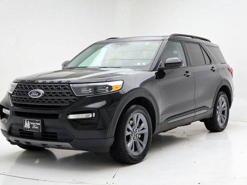 Used 2022 Ford Explorer XLT w/ Equipment Group 202A image 4