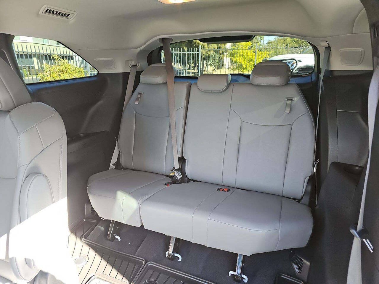 Used 2025 Toyota Sienna XLE w/ XLE Plus Package FWD image 18