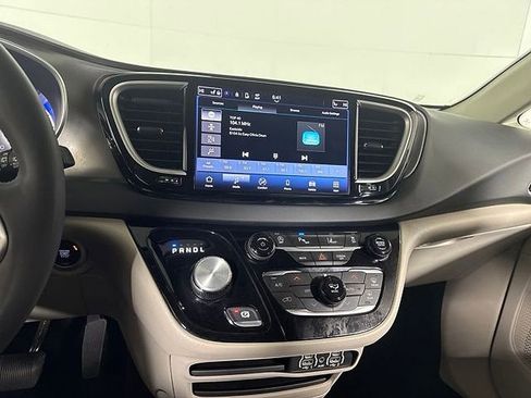 Used 2023 Chrysler Pacifica Touring-L FWD image 24